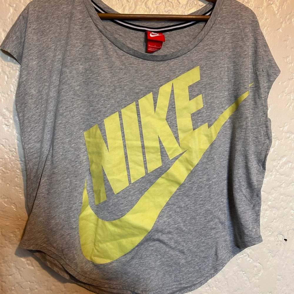 Nike women’s oversized loose fit cutoff sleeveless round hem shirt size‎ medium